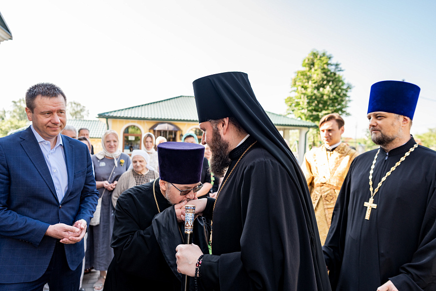 Божественная литургия в Никольском храме посёлка Володарского Ленинского г.о. в день перенесения мощей святителя Николая Чудотворца